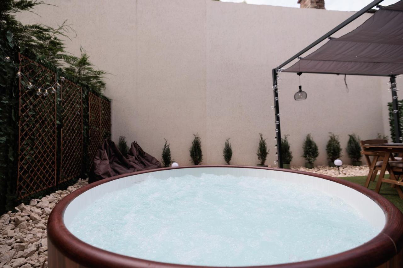 Downtown Hidden Garden With Jacuzzi In Bucharest Apartment Exterior photo
