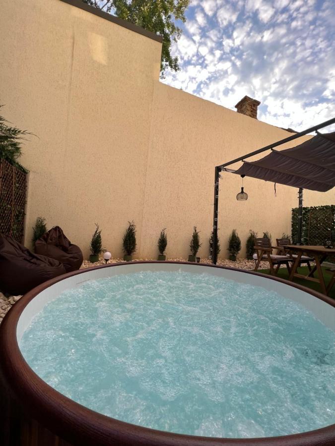 Downtown Hidden Garden With Jacuzzi In Bucharest Apartment Exterior photo