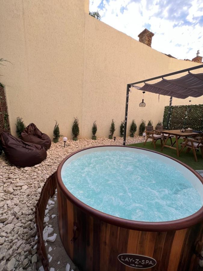 Downtown Hidden Garden With Jacuzzi In Bucharest Apartment Exterior photo