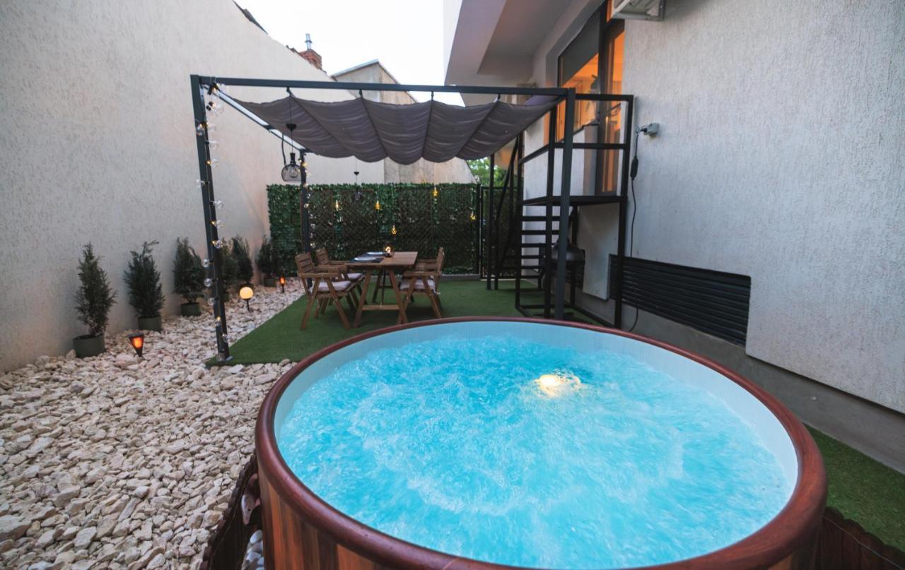 Downtown Hidden Garden With Jacuzzi In Bucharest Apartment Exterior photo