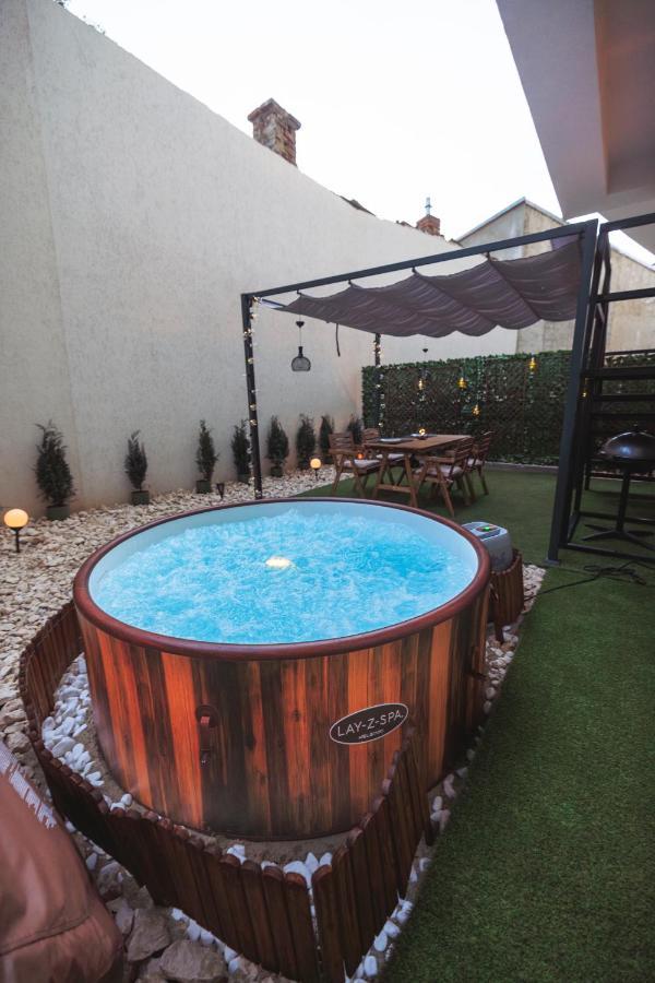 Downtown Hidden Garden With Jacuzzi In Bucharest Apartment Exterior photo